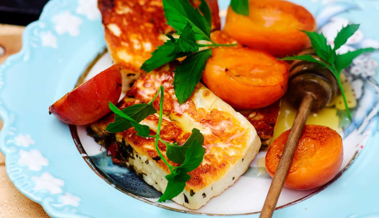 Халумі з абрикосами